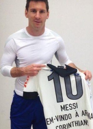 Messi, apaixonado pelo Newell's, posando com a camisa do Corinthians. Ironia permitida pela diretoria