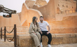 Durante a visita, a esposa de Messi, Antonela Roccuzzo, usou um tradicional hama saudita — um enfeite de cabeça portado historicamente por mulheres sauditas da região de Najdi 