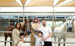 Messi e a família mergulharam na história local e visitaram o Museu do Cavalo Árabe; puderam inclusive interagir com alguns dos animais de raça pura. O argentino também teve um encontro com um falcão branco que pousou no braço do craque