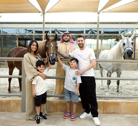Messi e a família mergulharam na história local e visitaram o Museu do Cavalo Árabe; puderam inclusive interagir com alguns dos animais de raça pura. O argentino também teve um encontro com um falcão branco que pousou no braço do craque