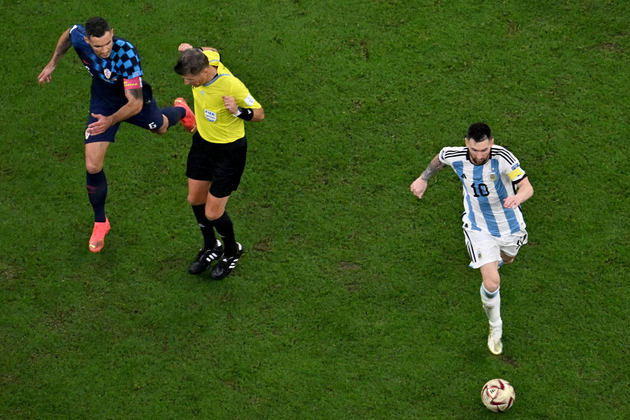 O árbitro da partida nem tentou marcar o argentino. E o marcador croata buscou segurar o craque, mas não conseguiu