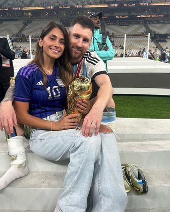 Lionel Messi e AntonellaCom a conquista da Copa do Mundo de 2022, o relacionamento de Antonella Roccuzzo e Lionel Messi entrou em destaque. Casados desde 2017, a história de amor deles foi relembrada após a conquista da competição mundial