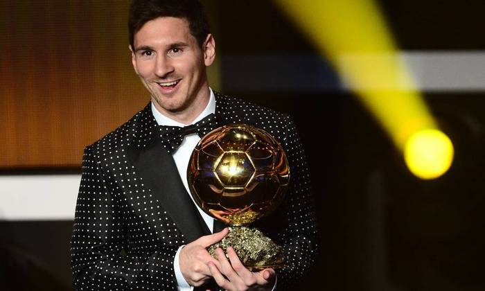 Em uma reedição da Bola de Ouro do ano anterior, em 2012, Messi venceu CR7 e Xavi mais uma vez e conquistou o quarto título de Melhor Jogador do Mundo. Na temporada, o argentino anotou 91 gols e superou, sozinho, gigantes da Europa como o Manchester United (85), PSG (86), Chelsea (87) e Borussia Dortmund (88)