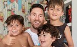 Lionel Messi é o paizão de Mateo, Ciro e Thiago e vai dizer que os olhinhos pequenos e sorrisão não são uma marca da família