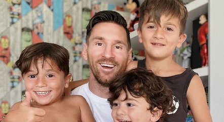 Messi ao lado dos filhos Thiago, Mateo e Ciro
