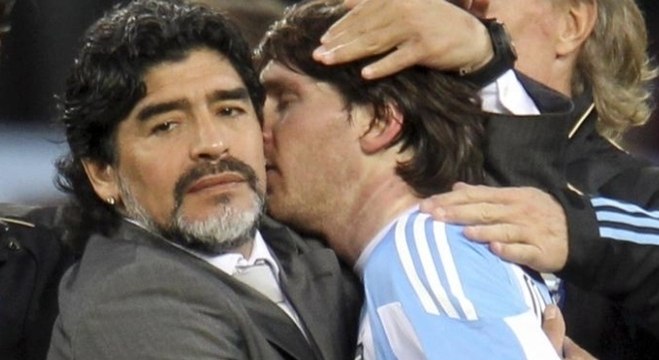 Os dois gênios juntos, pela Argentina. A morte de Maradona dói no mundo...
