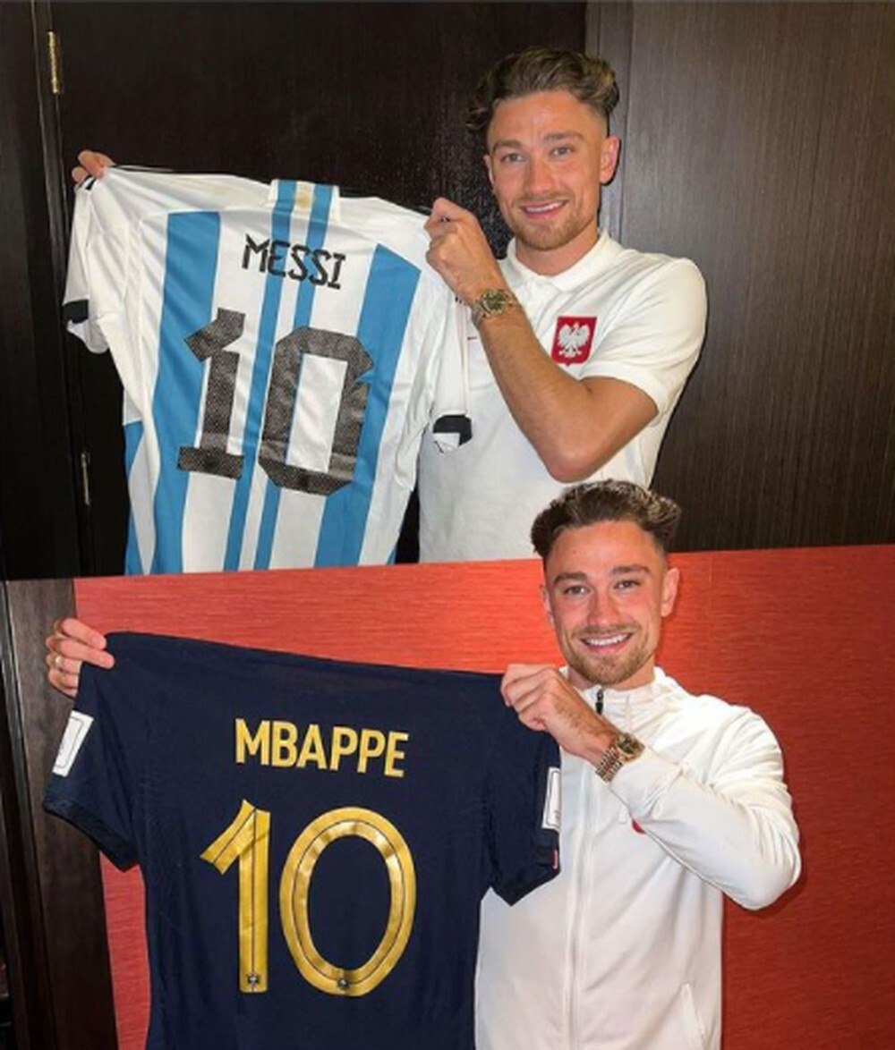 Matty Cash, jogador polonês, mostra com orgulho as camisas de Messi e Mbappé