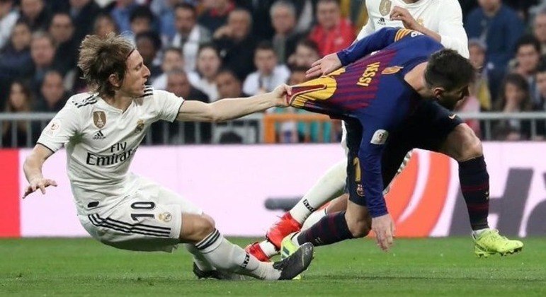 Em 2019, Messi atuava no Barcelona e Modrić, no Real Madrid. Os dois vestiam a camisa 10 dos clubes