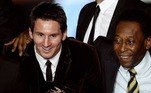 Após a final da Copa do Mundo 2022, Pelé aproveitou a oportunidade para reverenciar Lionel Messi, principalmente pelos feitos no Mundial em Doha, no Catar. O Rei do Futebol se curvou perante o talento e habilidade de um dos maiores craques da nova geração. De acordo com o ex-jogador, o troféu da Copa levantado por Messi foi 'merecido por sua trajetória'. Ainda na mesma publicação, Pelé ainda comentou: 'Certamente Diego está sorrindo agora'