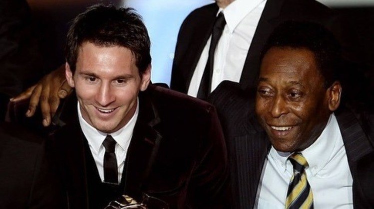 Após a final da Copa do Mundo 2022, Pelé aproveitou a oportunidade para reverenciar Lionel Messi, principalmente pelos feitos no Mundial em Doha, no Catar. O Rei do Futebol se curvou perante o talento e habilidade de um dos maiores craques da nova geração. De acordo com o ex-jogador, o troféu da Copa levantado por Messi foi 