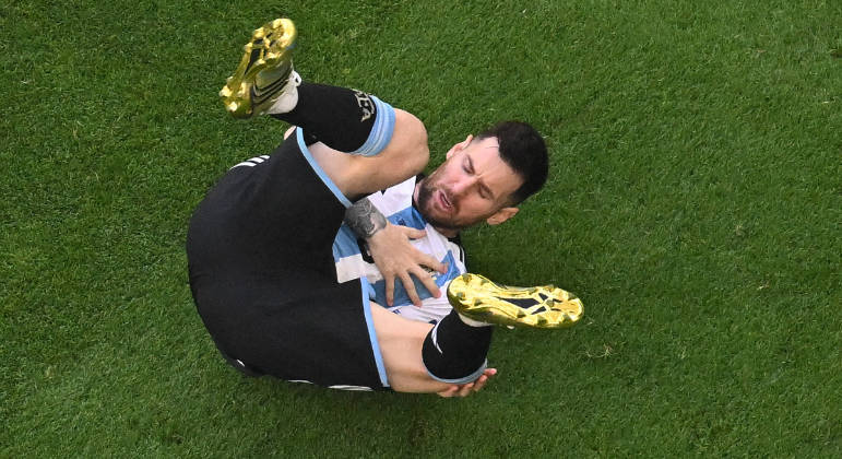 Messi fica caído no gramado após perder disputa na partida entre Argentina e Arábia Saudita