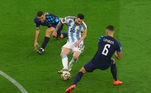 Quem consegue dominar a bola, desviar-se da marcação, sair de uma falta e encontrar um companheiro de equipe para fazer o passe? Lionel Messi