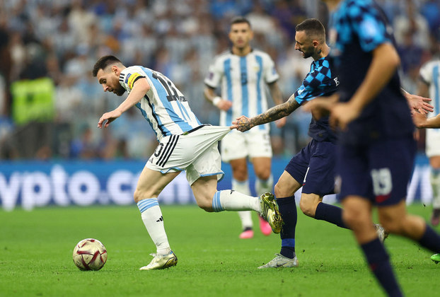 Brozovic pensou que, ao segurar o calção de Messi, o argentino pararia a jogada. Pois parece que pensou errado!