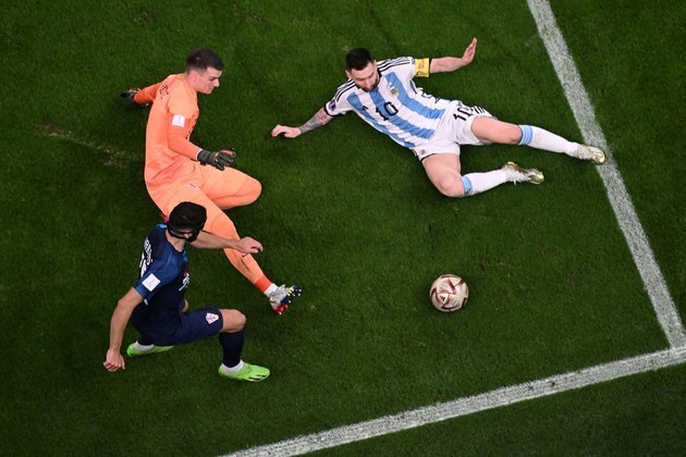 Parece uma pintura, mas é 'apenas' Messi se desviando da marcação, deitado
