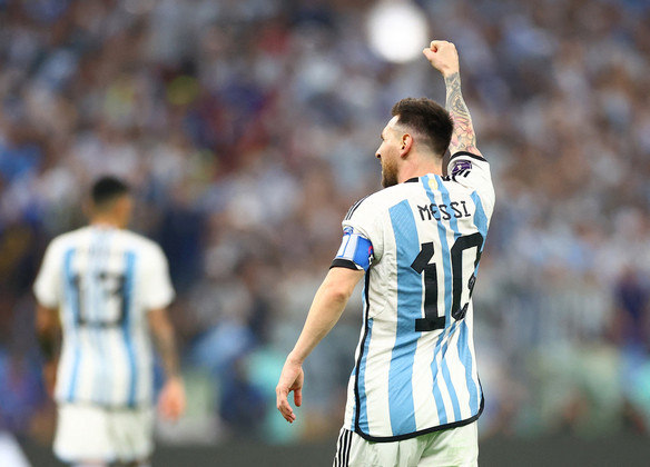 3º Lionel MessiCampeão mundial com a Argentina na Copa do Mundo do Catar, o atacante defendeu o Barcelona por 17 anos e, em 778 jogos, marcou 672 gols. Ao todo, o camisa 10 atingiu a marca de 793 gols