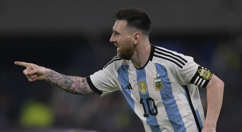 Messi é ovacionado na Argentina, porém, na França, passa por má fase no PSG