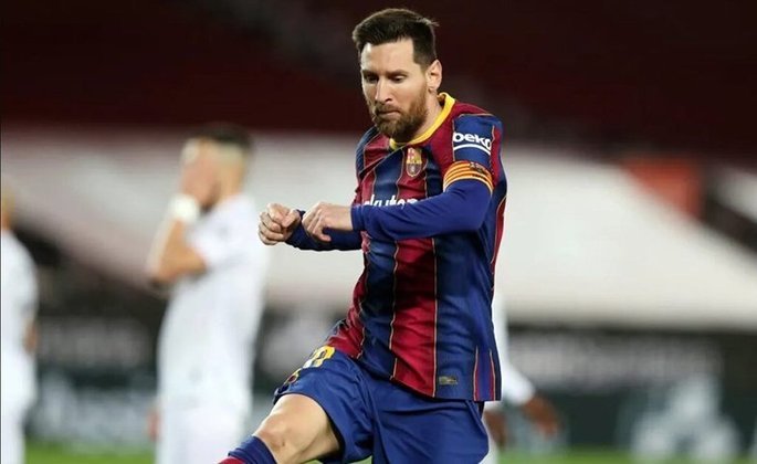  Messi, por sua vez, chegou ao Barcelona ainda adolescente. O argentino de 35 anos é o maior ídolo e maior artilheiro do clube espanhol, com 672 bolas na rede. Em 2021, transferiu-se para o PSG e desde então reedita a parceria com Neymar.