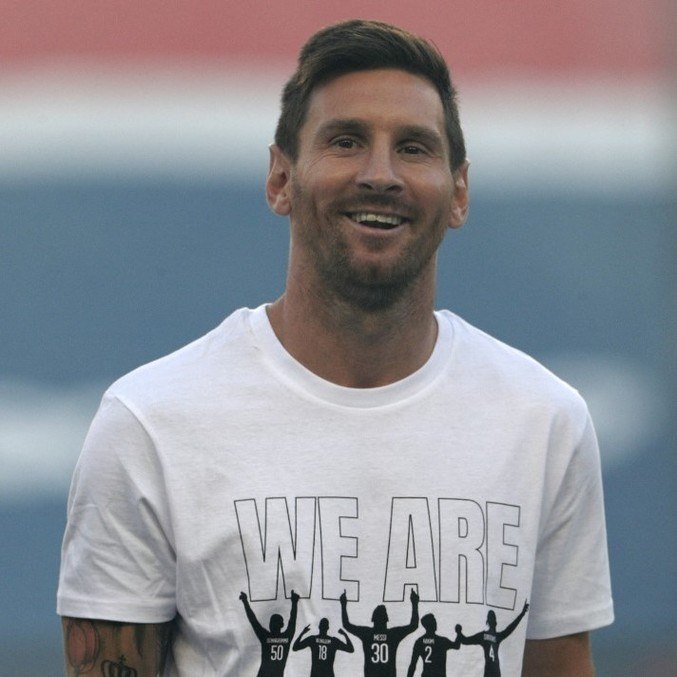 Messi foi apresentado à torcida do PSG, em Paris, neste sábado (14)