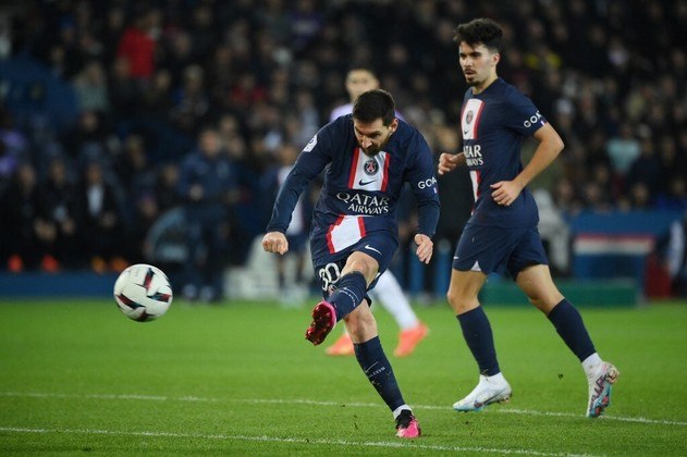 Já na França, o PSG, que jogou sem Mbappé e Neymar, lesionados, venceu o Toulouse por 2 a 1, no sufoco. Van den Boomen abriu o placar para os visitantes, mas Hakimi e Messi balançaram as redes para virar o jogo