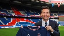 Messi assina contrato de até três anos e posa com a camisa do PSG