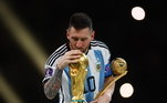 antes mesmo de receber o troféu da Copa, Messi aproveitou para beijá-lo quando foi buscar seu prêmio de melhor jogador da Copa