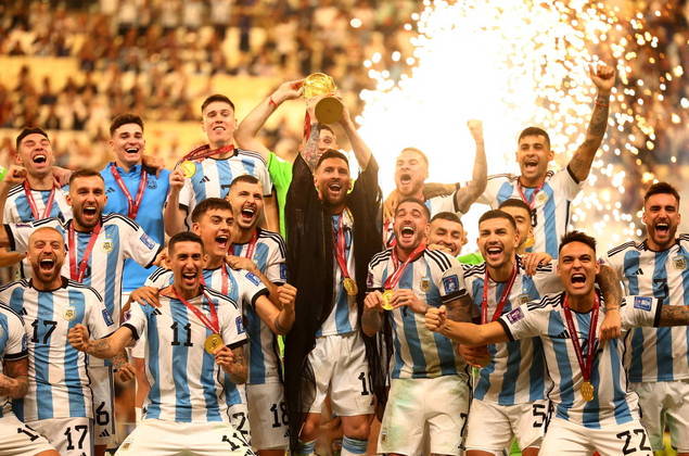 Uma campeã do mundo em campoPor outro lado, o jogo desta terça-feira (21) é uma oportunidade de ver de perto o time que conquistou o mais importante torneio do planeta: a Copa do Mundo. Ao contrário do Brasil, o time de Lionel Scaloni tem a mesma base do que ganhou o Mundial do Catar