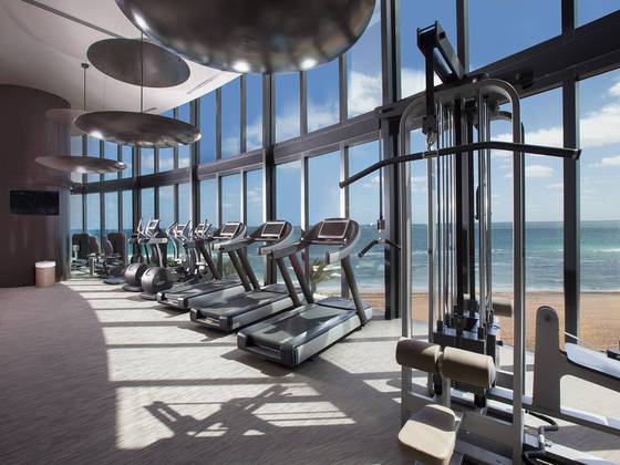 Até mesmo durante as férias Messi pode manter uma rotina de treinos, já que o prédio conta com uma academia completa. Nada mal fazer exercícios com essa vista