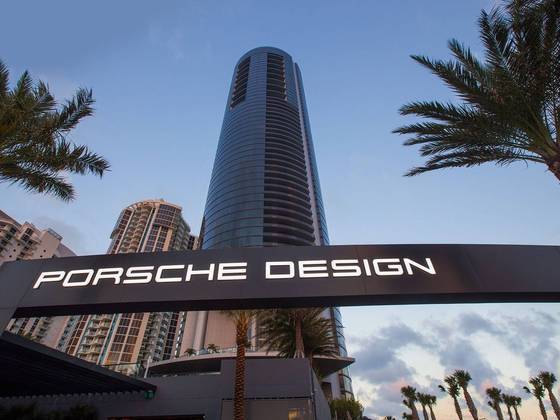 Uma das propriedades do argentino está localizada na exclusiva Porsche Tower. O craque desembolsou R$ 43,5 milhões, em 2019, para ter um apartamento de 408 m² com vista para o mar