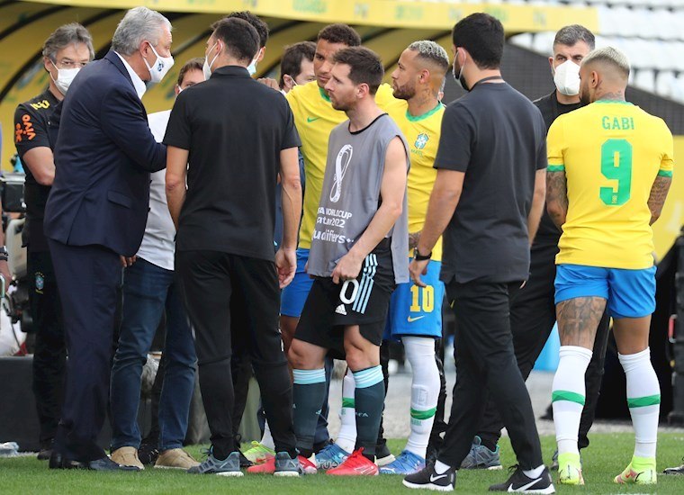 Tite, Messi, Neymar conversando, depois que o jogo foi paralisado. Vexame histórico em Itaquera