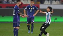 Torcedor peruano dribla seguranças, invade campo e abraça Messi; assista