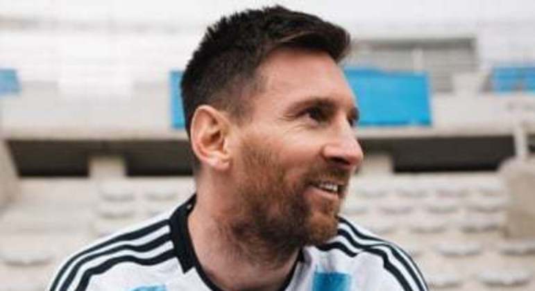 Messi usando o novo uniforme da seleção da Argentina