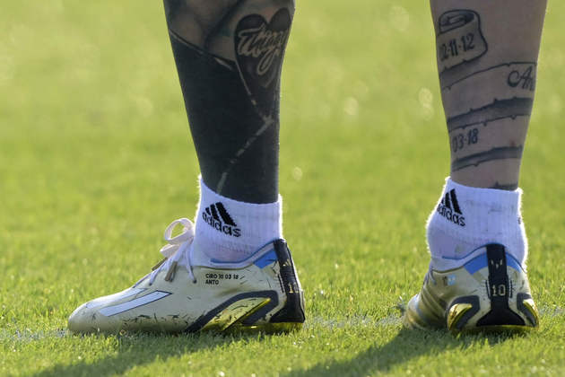 Messi voltou aos treinos com o tornozelo direito inchado.