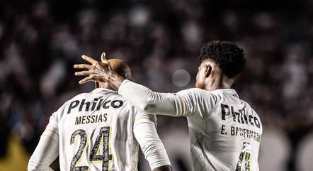 Messias e Eduardo Bauermann comemorando gol pelo Santos