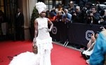A atriz Cynthia Erivo brilhou no tapete vermelho do evento beneficente 