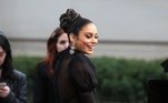 Vanessa Hudgens foi uma das primeiras a chegar ao Met Gala. A estrela apostou em um look preto cheio de personalidade 
