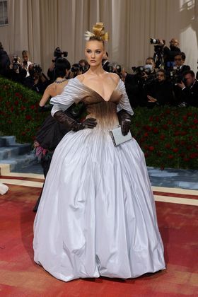 A modelo brasileira Caroline Trentini na chegada ao Metropolitan Museum of Art, em Nova York