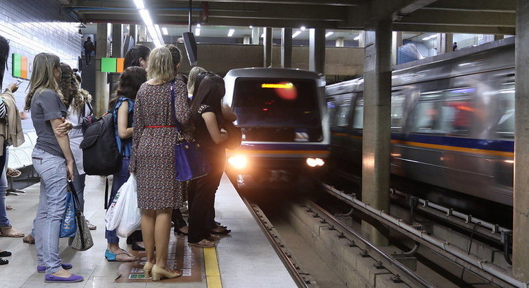 Bilhetes nas estações de metrô do DF passam a aceitar cartão de crédito e débido
