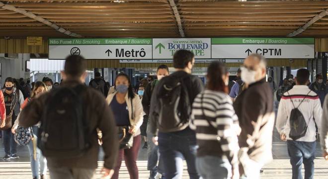 Novo rodízio em SP fez com que mais pessoas fossem para o metrô e trens 