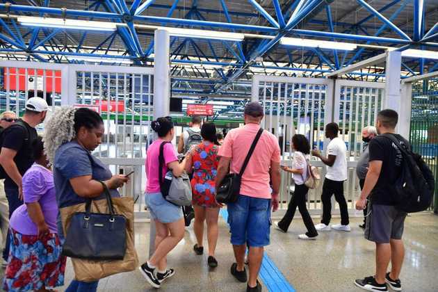 Cerca de 50 passageiros que esperavam a liberação das catracas invadiram o terminal Palmeiras-Barra Funda na tarde desta quinta-feira (23). Desde a 0h o Sindicato dos Metroviários paralisou a operação das linhas 1-Azul, 2-Verde, 3-Vermelha e 15-Prata