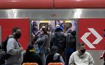 Movimentação de passageiros no terminal Barra Funda, na zona oeste de São Paulo. Trens da CPTM e do Metrô circulam com lentidão e sempre lotados