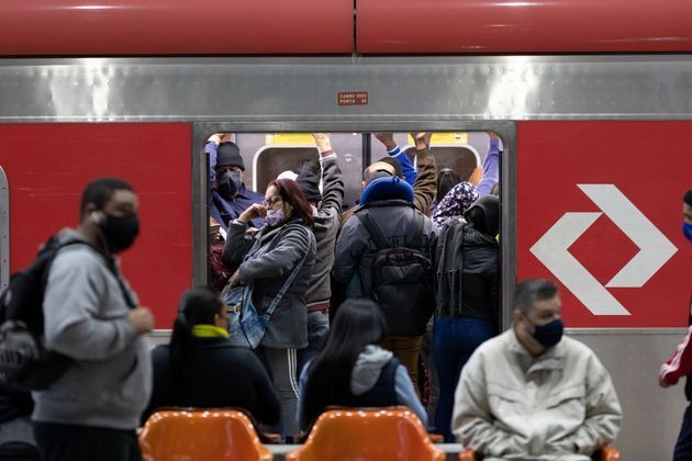 Movimentação de passageiros no terminal Barra Funda, na zona oeste de São Paulo. Trens da CPTM e do Metrô circulam com lentidão e sempre lotados