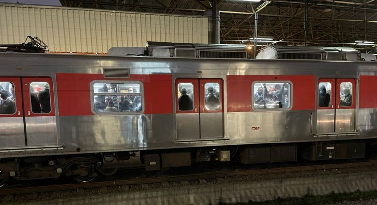 Trem do metrô circula lotado na manhã desta terça (14) na Estação Guaianases, na zona leste de SP