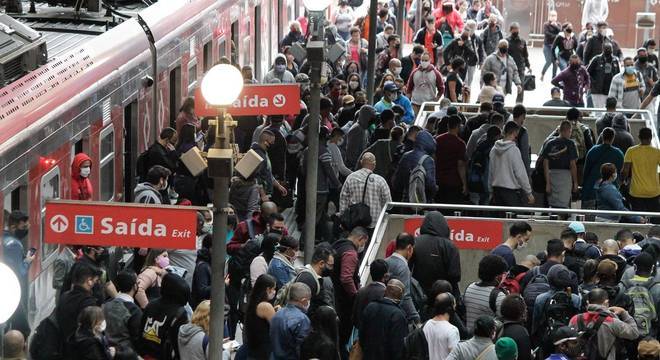 Estação da Luz registra movimento intenso de passageiros nesta quinta-feira