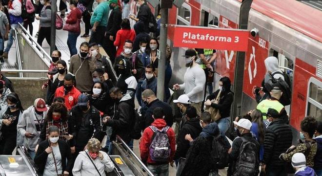 São Paulo registrou movimentação intensa em estações de metrô e trem 