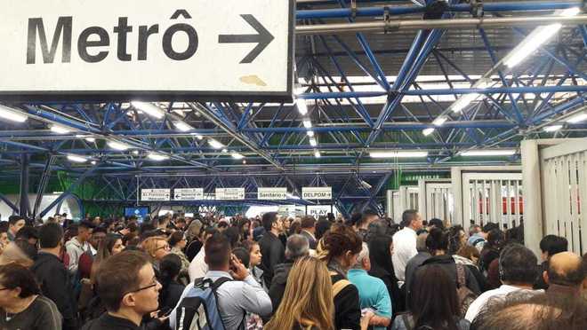 Muitas pessoas que tÃªm deficiÃªncia fÃ­sica nÃ£o usam cadeira de rodas, mas sim muletas ou prÃ³teses. Portanto, a deficiÃªncia nem sempre pode ser percebida. A psicÃ³loga ressalta que Ã© preciso ter cuidado ao abordar uma pessoa que esteja sentada no assento preferencial do transporte pÃºblico e aparentemente nÃ£o precise. âSe a pessoa com deficiÃªncia que estÃ¡ sentada percebe que chega alguÃ©m que precisa mais do que ela, e ela consegue ceder o lugar, por que nÃ£o fazer essa gentileza?â, diz