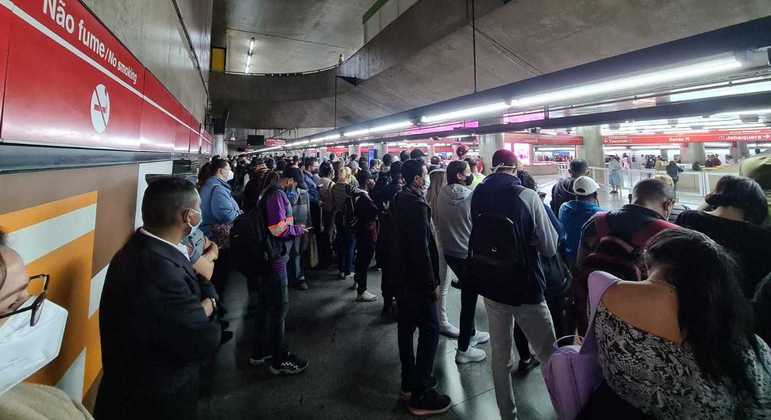 Furto de cabos elétricos provoca lentidão na Linha 3-Vermelha do Metrô