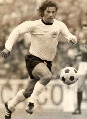 México 1970 - Gerd Müller - O alemão marcou, simplesmente, dez gols em seis jogos na Copa do México, levando a Bola de Ouro.