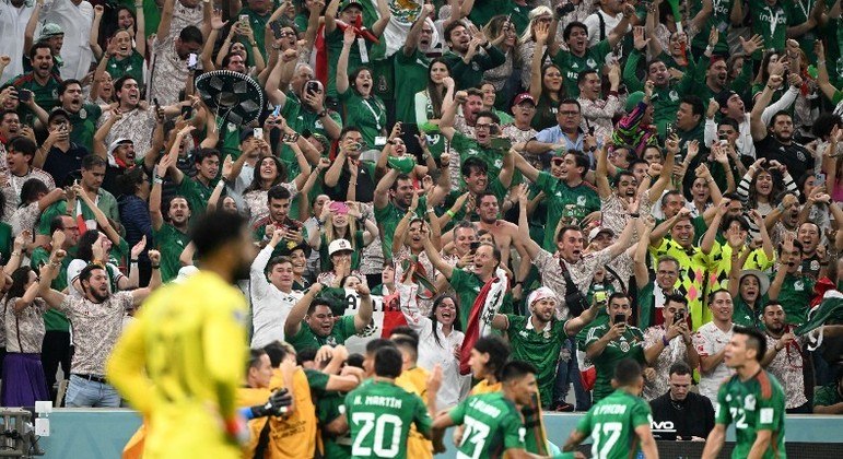 Mexicanos comemoram o segundo gol contra a Arábia Saudita