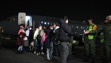 Avião com latino-americanos vindos da Ucrânia chega ao México