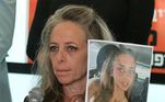 Durante a entrevista coletiva, Keren, segurando a foto da filha, disse: 'Acredito que isto tudo é um crime contra a humanidade'